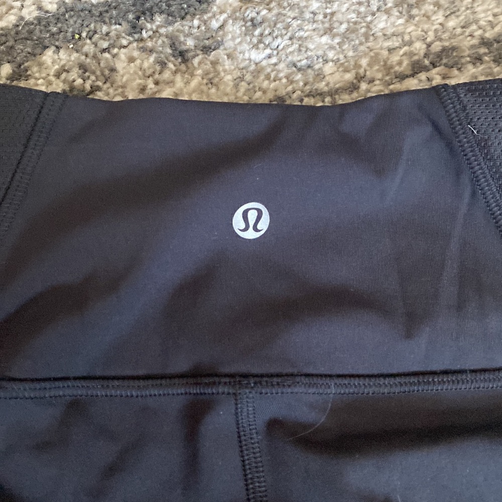 Like new black Lululemon leggings shear panels sz 4 🍀🍀🍀